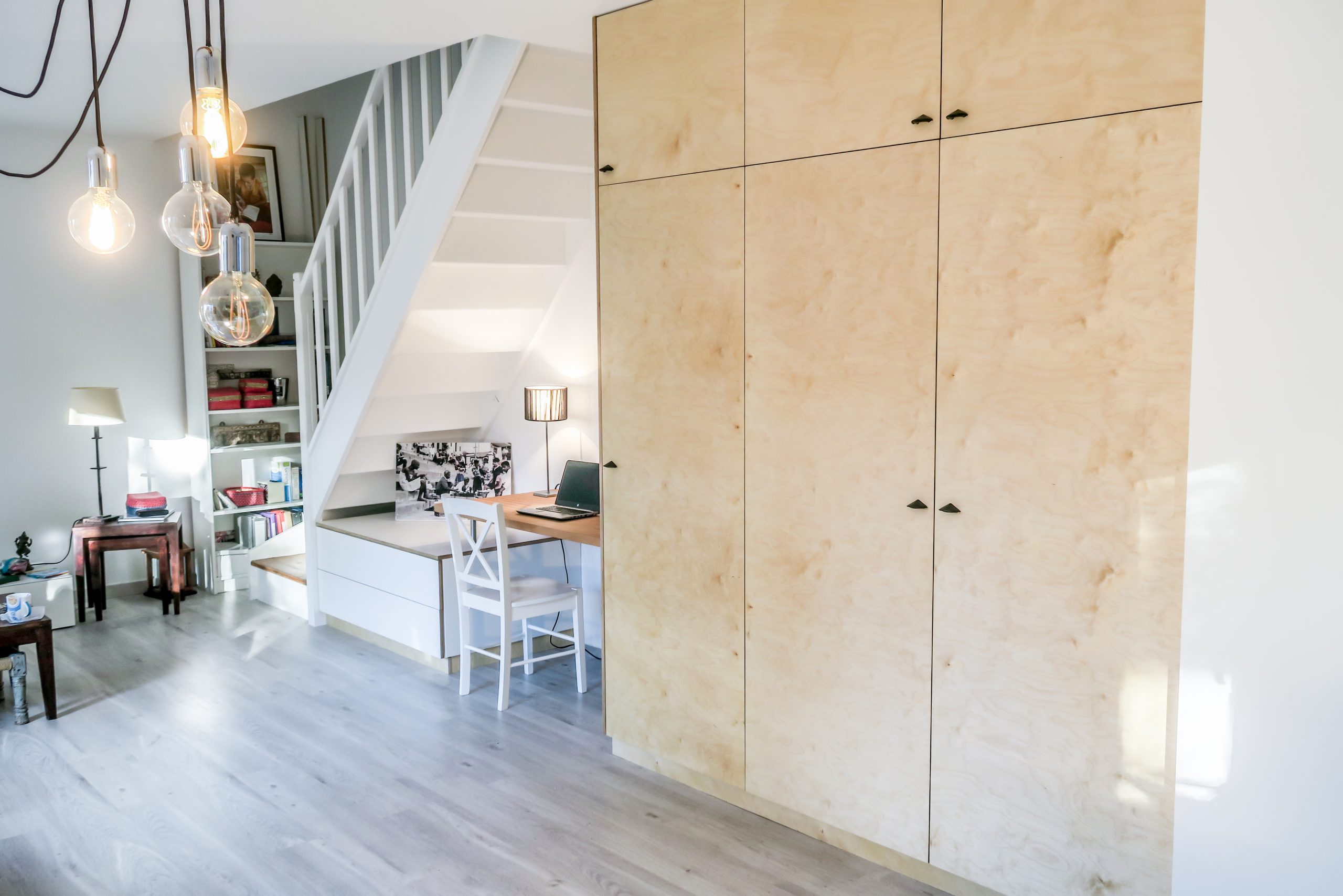 Ensemble de mobilier sur-mesure à Viroflay : placards en contreplaqué bouleau, bureau en baubuche et meuble à guitares en contreplaqué filmé blanc, avec coulisses Tip-On Blum amorties