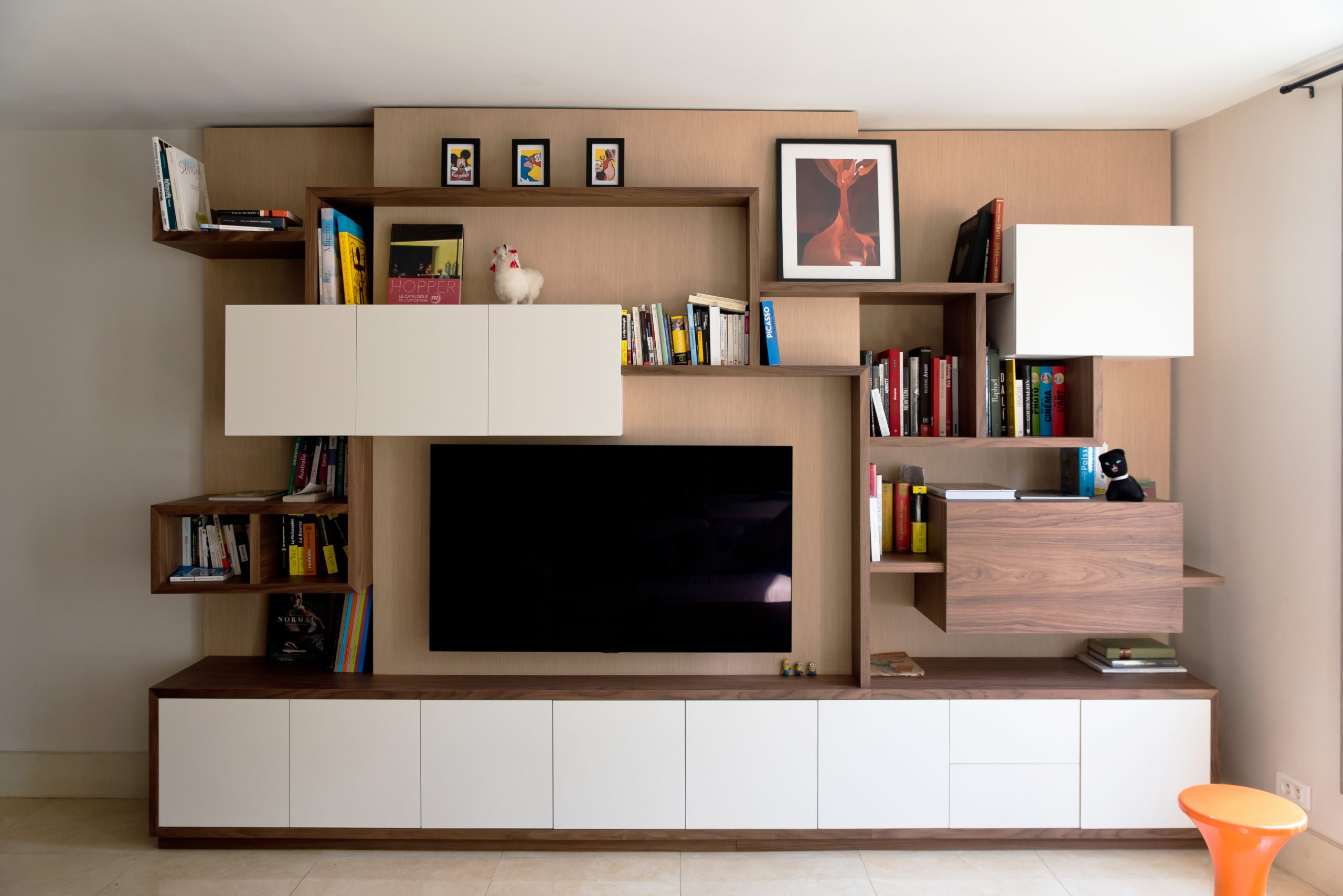 Ensemble sur-mesure réalisé à Paris pour Jean-François : meuble TV, bibliothèque, bureau escamotable en noyer et chêne Hubler, avec éléments en médium blanc, cachant un conduit de cheminée