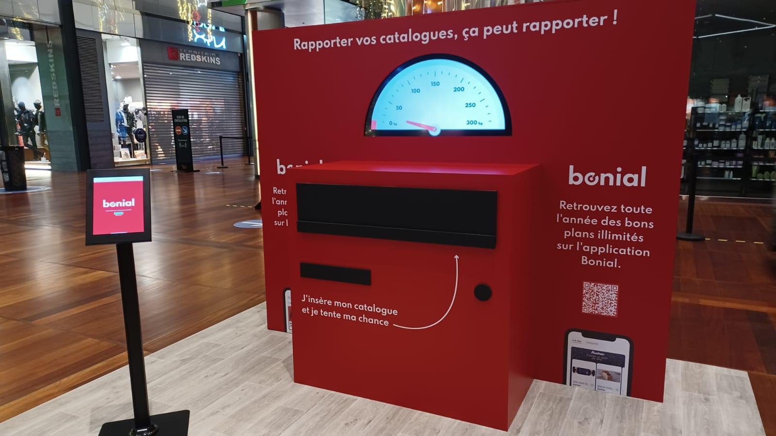 Stand événementiel pour Bonial au centre commercial Euralille à Lille, avec boîte aux lettres géante animée, habillages covering en vinyle et éléments en bois peint